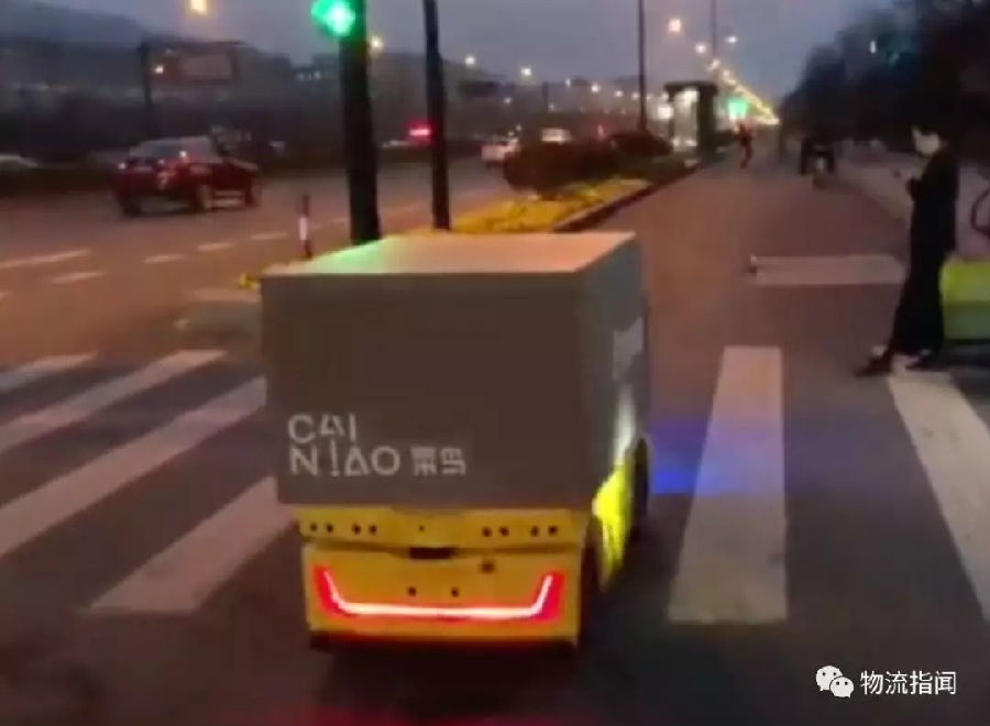 視頻曝光：菜鳥無(wú)人車開(kāi)放道路測(cè)試，帶貨箱沒(méi)有駕駛室，未來(lái)或有更大計(jì)劃