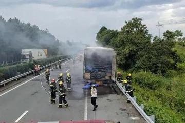 又一輛快遞車高速自燃，安全第一！