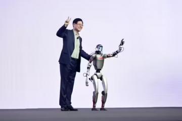 聯想首位人形機器人“硅基員工”，亮相